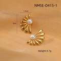 Detalle de pendientes de pétalos en oro 18k con perlas y medidas de 3 cm x 1,9 cm - Estilo de Perla de Pétalo de Abanico (NMSE-D415-1) / Chapado en oro 18K