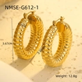 Détail de boucles d'oreilles créoles texturées plaquées or 18K avec dimensions indiquées - Texture à Côtes Verticales (NMSE-G612-1) / Doré