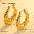 Vue détaillée de la taille des boucles d'oreilles créoles torsadées dorées 18 carats - Torsion en Spirale Fine (NMSE-G613-1) / Doré