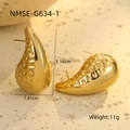 Vista detallada de pendientes de gota en oro de 18K con textura martillada y dimensiones - Pendientes de Botón de Gota de Agua con Textura Martillada (NMSE-G634-1) / Chapado en oro 18K