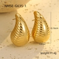 Vista detallada de los pendientes de gota de oro de 18K de 3,16 cm por 1,81 cm - Pendientes de Gota de Agua con Textura Acanalada 3D (NMSE-G635-1) / Chapado en oro 18K