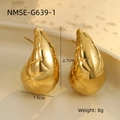 Detalle macro de pendientes gota de oro 18K con dimensiones y textura acolchada - Pendientes de Botón de Gota de Agua con Textura de Diamante 3D (NMSE-G639-1) / Chapado en oro 18K