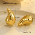 Vista macro de pendientes irregulares de gota en acero inoxidable chapado en oro 18K - Pendientes de Botón de Gota de Agua de Oro Líquido Irregular (NMSE-G638-1) / Chapado en oro 18K