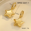 Detailansicht der goldenen Stern-Ohrringe mit Reifen und präzisen Größenangaben - 18K-Gold / Goldene Stern-Anhänger Creolen (NMSE-G641-1)