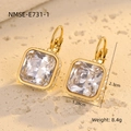 Vista dettagliata di orecchini a monachella con zirconi quadrati, misure 2,3 cm per 1,28 cm - Stile Taglio a Gradini Quadrato Dorato (NMSE-E731-1)