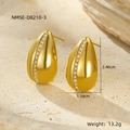 Detalle macro de pendientes de gota en oro de 18K con circonitas blancas y medidas - Pendientes de Gota de Agua con Strass Incrustado en el Centro (NMSE-D8210-3) / Chapado en oro 18K