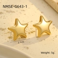 Detailaufnahme der goldenen Stern-Ohrstecker mit 2,1 cm Größe und glänzender Textur - 18K-Gold / Goldene Stern-Ohrstecker (NMSE-G643-1)