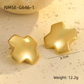 Makroaufnahme von 3,1 cm goldenen Ohrsteckern in Kreuzform mit satinierter Oberfläche - 18K-Gold / Goldene Matte Kreuzohrstecker (NMSE-G646-1)