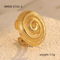 Dettaglio dell'anello in acciaio placcato oro 18K con design a spirale martellata da 2,6cm - Spirale Oro (NMSR-E742-2)