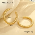 Vue détaillée des boucles d'oreilles papillon dorées de 4cm avec texture striée - Or 18 carats / Créole Filetée (NMSE-G731-1)