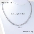 Zilveren roestvrijstalen hartjesketting op model met afmetingen en gewichtsdetails - Witte Hart Cubaanse Schakelketting (NMSN-B111-5)