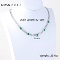Zilverkleurige schakelketting met vijf groene hartjes en maatvoering details - Groene Hart Cubaanse Schakelketting (NMSN-B111-6)