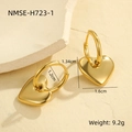 Detailansicht der goldenen Herzohrringe mit Maßangaben und spiegelnder Oberfläche - Goldherz Stil (NMSE-H723-1)