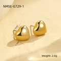 Macro de boucles d'oreilles cœur dorées montrant les dimensions 1,1 cm et le poids 2,6 g - Or 18 carats / Cœur Plein (NMSE-G729-1)