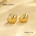 Vue macro de boucles d'oreilles cœur dorées avec dimensions détaillées 1,38cm et 1,05cm - Or 18 carats / Cœur 3D (NMSE-G728-1)