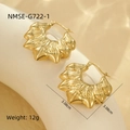 Détail des boucles d'oreilles dorées de 3,08 cm avec texture ondulée et fini poli brillant - Or 18 carats / Texture Vague (NMSE-G722-1)