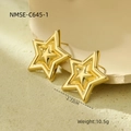 Goldene zweilagige Stern-Ohrstecker aus poliertem Edelstahl mit Größenangaben - 18K-Gold / Goldene Doppelschicht-Sternohrstecker (NMSE-C645-1)