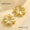 Vue détaillée des boucles d'oreilles fleur en acier inoxydable doré avec dimensions - Or 18 carats / Pétale Ondulé (NMSE-G724-1)