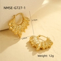 Vue détaillée des boucles d'oreilles papillon dorées avec dimensions et poids - Or 18 carats / Texture Flamme (NMSE-G727-1)