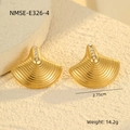 Vue détaillée de boucles d'oreilles dorées en éventail avec pierres, largeur 2,75 cm - Boucles d'oreilles Clous Éventail Ondulé Zirconium (NMSE-E326-4)