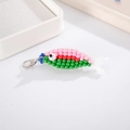 Detailaufnahme handgefertigter bunter Perlenfisch-Anhänger mit silbernem Karabinerhaken - Bunter Fischanhänger (Hummerverschluss) / Grün