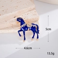 Détail macro de la broche cheval en émail bleu avec strass étincelants et dimensions - Cheval Bondissant Style A (Bleu)