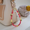Dettaglio del ciondolo per telefono panda con perline di bambù rosse su borsa beige - Ciondolo Panda Bambù(K5916) / Rosso
