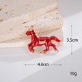 Vue macro des dimensions d'un pendentif cheval en émail rouge en alliage de zinc - Cheval de Course Style B (Rouge)