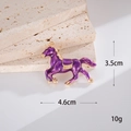 Vue macro d'un pendentif cheval en émail violet avec bordures dorées et taille de 4,6cm - Cheval de Course Style B (Violet)