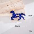 Vue détaillée d'une breloque cheval dorée avec émail bleu sur pierre de travertin - Cheval de Course Style B (Bleu)