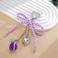 Dettaglio di un fiocco a tema tennis viola con chiusura a cuore e ciondolo a stella - Viola