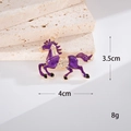 Détail d'un pendentif cheval en émail violet orné de strass blancs étincelants - Cheval au Galop Style C (Violet)