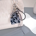 Dettaglio del portachiavi a cuore leopardato in peluche con perline e fiocco grigio - Ciondolo Borsa Leopardato (K5887) / Grigio