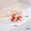 Détail d'un cheval en émail rouge sautant sur un croissant de lune diamanté, bijou DIY - Cheval de Lune Style D (Rouge)
