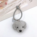 Dettaglio di un portachiavi a forma di cane di peluche grigio con cinturino in silicone - Grigio Con Cuore