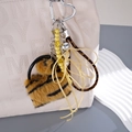 Dettaglio di ciondolo mini borsa in peluche leopardato con perline smiley e moschettone a cuore - Ciondolo Borsa Leopardato (K5889) / Giallo