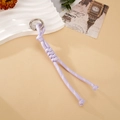 Detalle del colgante de cuerda de nailon trenzada lavanda con anillo de metal plateado - Colgante de Cordón Tejido de Nudo de Diamante (K5995) / Morado