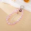 Détail du bijou de téléphone en perles roses avec perles cœur étoile et fermoir métal - Rose