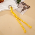 Detalle de llavero de cuerda trenzada amarillo brillante con mosquetón plateado - Colgante de Cordón Tejido de Nudo de Diamante (K5994) / Amarillo