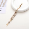 Détail de la chaîne en acrylique marbré avec fermoirs dorés et perles décoratives - Chaîne à Main Marbre Beige (K492) / Beige (K492)