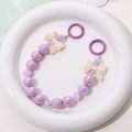 Detalle de colgante con perlas púrpuras iridiscentes y cuentas con forma de lazo - Estilo de Lazo Blanco Púrpura (K1722)