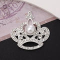 Elegante ciondolo a corona d'argento con strass scintillanti e accento di perla bianca - Argento (D1529)