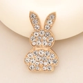 Elegante ciondolo a coniglio dorato con strass bianchi e un raffinato fiocchetto - Coniglio Dorato (D926)