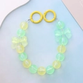 Detalle de correa de cuentas para móvil con perlas esmeriladas verdes y amarillas - Cadena de Mano con Lazo Degradado Amarillo Verde Luminoso