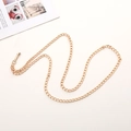 Dettaglio di una catena in metallo dorato da 120 cm con chiusura a moschettone per cellulare - K1649-8mm Catena in Ferro NK Oro