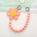 Detail van de roze acryl zonnebloem hanger met geel lachebekje en kralenketting sieraad - Roze Zonnebloem Ketting