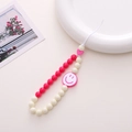 Detail der Handy-Perlenkette aus Acryl mit Smileys und Herzanhängern in Rosa und Creme - Rosarot
