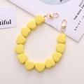 Detalle del cordón de cuentas de corazón amarillo limón mate con cierres de langosta dorados - Cadena de Mano Corazón (K903) / Amarillo
