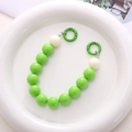 Dettaglio di perle tonde in acrilico da 16mm verdi e bianche con ganci a molla coordinati - Catena a mano / K856-Verde+Bianco