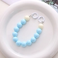 Dettaglio della catena per cellulare in perle acriliche azzurre da 16 mm e fermagli - Catena a mano / K855-Bianco+Blu